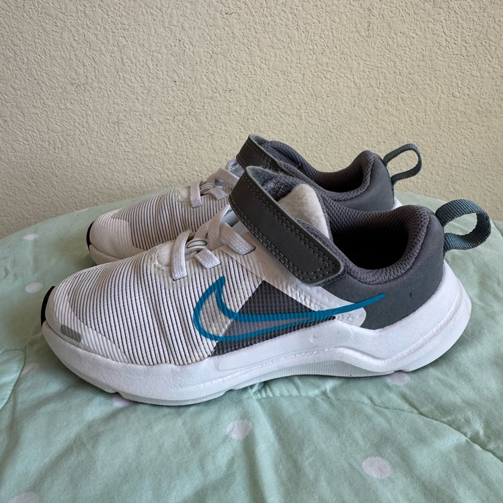 Nike Downshifter 12 DM4193-106 in Gray and White Kids size 10.5